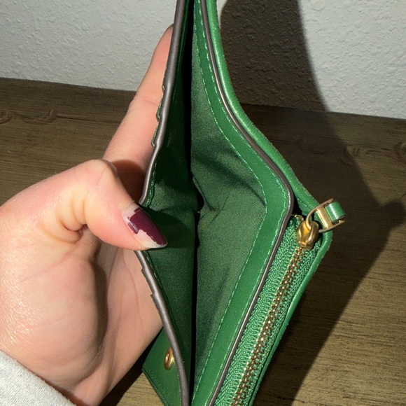 Tory Burch Quilted Green Wallet with Gold Logo - Picture 6 of 11